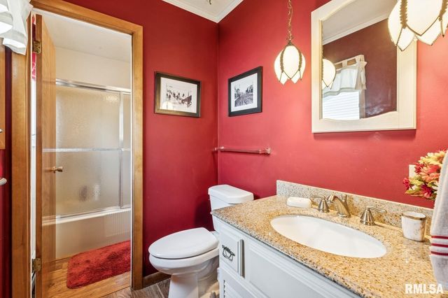 1825 5TH Avenue S, Clinton, IA 52732