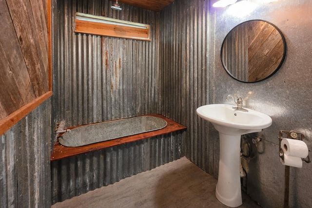 437 E Lumbermans Road, Onalaska, TX 77360