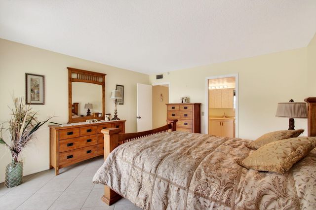 2902 Victoria Circle J-2, Coconut Creek, FL 33066