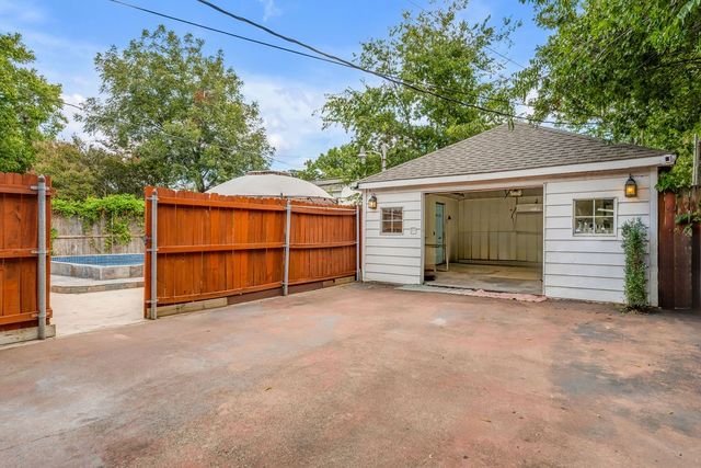 2240 Lawndale Drive, Dallas, TX 75211