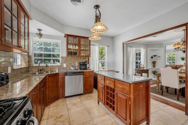 2240 Lawndale Drive, Dallas, TX 75211