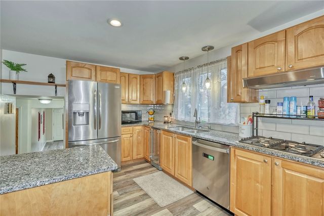 201 Bittersweet Drive, Farmington, NY 14425