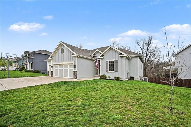 1032 E 14th Street, Kearney, MO 64060