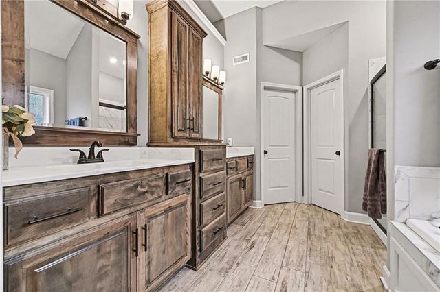 1032 E 14th Street, Kearney, MO 64060