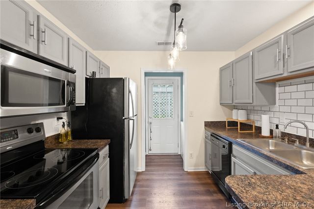 1105 High Meadow Road, Jeffersonville, IN 47130