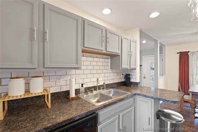 1105 High Meadow Road, Jeffersonville, IN 47130