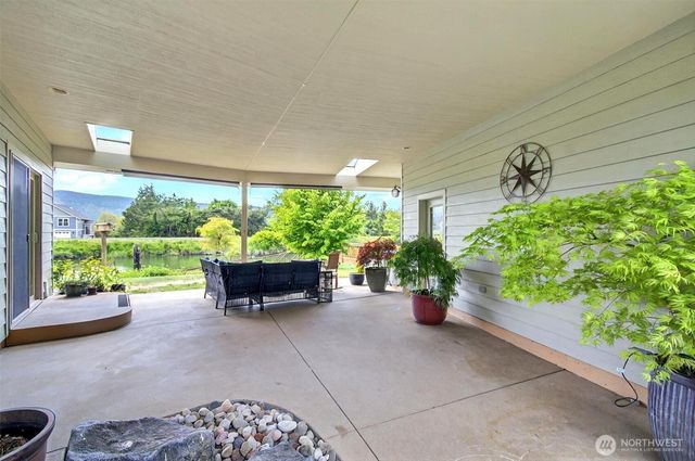 45 N Welcome Slough Road, Cathlamet, WA 98612