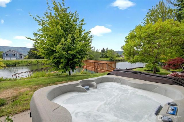 45 N Welcome Slough Road, Cathlamet, WA 98612