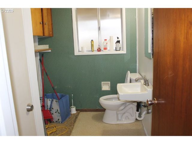 21620 Glaze Rd, Noti, OR 97461