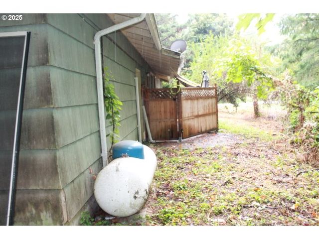 21620 Glaze Rd, Noti, OR 97461