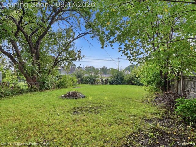 550 E Muir Avenue, Hazel Park, MI 48030