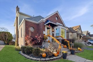 9710 S HARDING Avenue, Evergreen Park, IL 60805