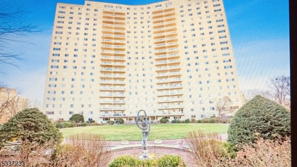 377 South Harrison 19G, East Orange City, NJ 07018