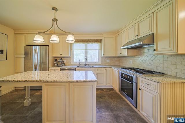 412 Eric Lane, Northvale, NJ 07647