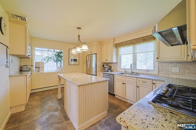 412 Eric Lane, Northvale, NJ 07647