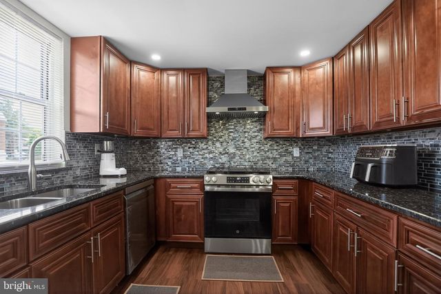 8906 SYLVIA LN, Philadelphia, PA 19115