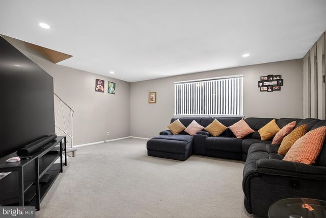 8906 SYLVIA LN, Philadelphia, PA 19115