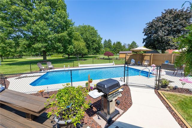 88 Northampton Circle, Greece, NY 14612