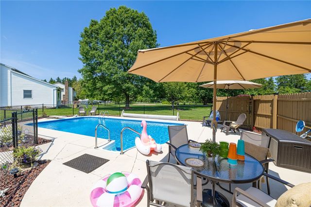 88 Northampton Circle, Greece, NY 14612