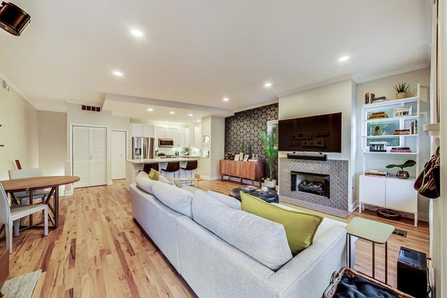 2136 W SCHILLER Street 1R, Chicago, IL 60622