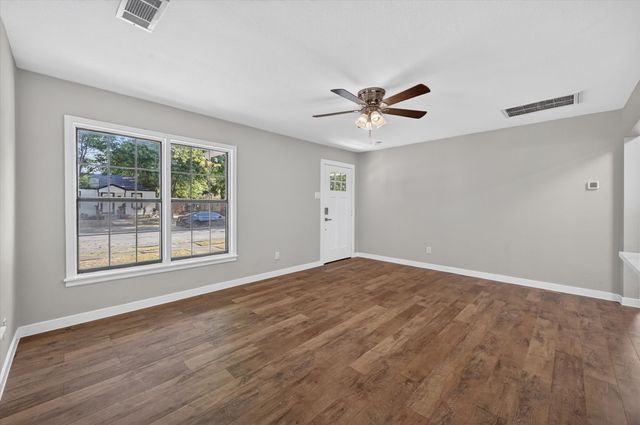 2520 Vera Cruz Street, Fort Worth, TX 76106