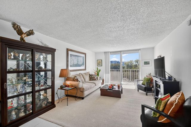 470 Executive Center Drive 4j, West Palm Beach, FL 33401