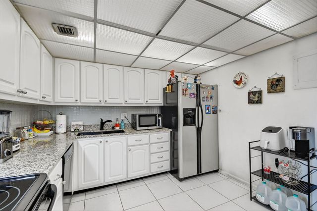 470 Executive Center Drive 4j, West Palm Beach, FL 33401