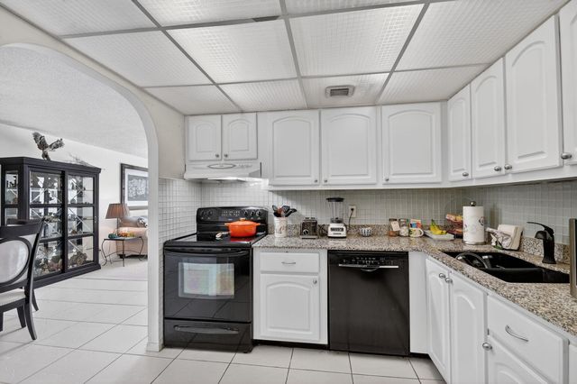 470 Executive Center Drive 4j, West Palm Beach, FL 33401