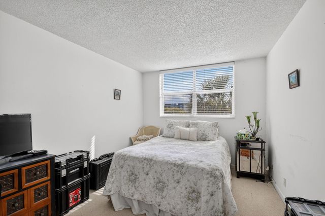 470 Executive Center Drive 4j, West Palm Beach, FL 33401