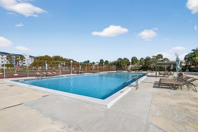 470 Executive Center Drive 4j, West Palm Beach, FL 33401