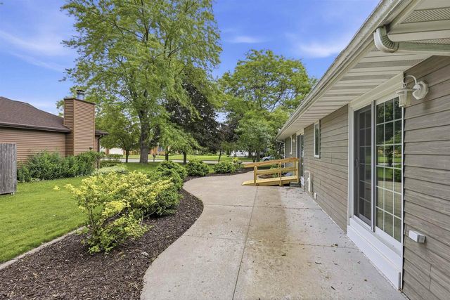 2900 E LOURDES DRIVE, Appleton, WI 54915