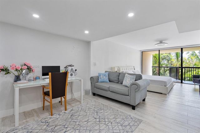 20341 W Country Club Dr TH-11, Aventura, FL 33180