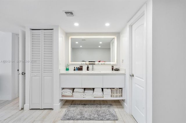 20341 W Country Club Dr TH-11, Aventura, FL 33180