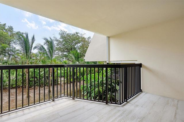 20341 W Country Club Dr TH-11, Aventura, FL 33180