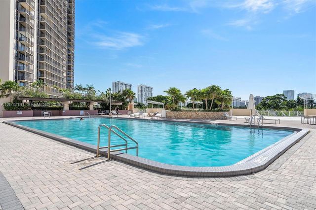 20341 W Country Club Dr TH-11, Aventura, FL 33180