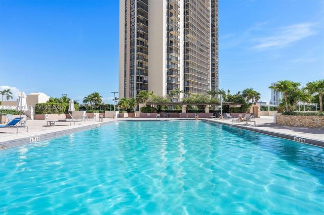 20341 W Country Club Dr TH-11, Aventura, FL 33180
