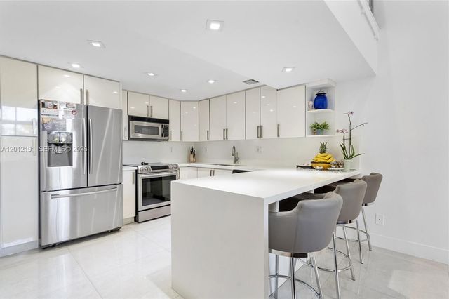 20341 W Country Club Dr TH-11, Aventura, FL 33180