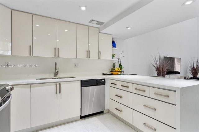 20341 W Country Club Dr TH-11, Aventura, FL 33180