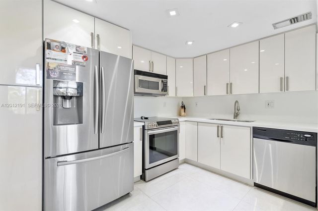 20341 W Country Club Dr TH-11, Aventura, FL 33180