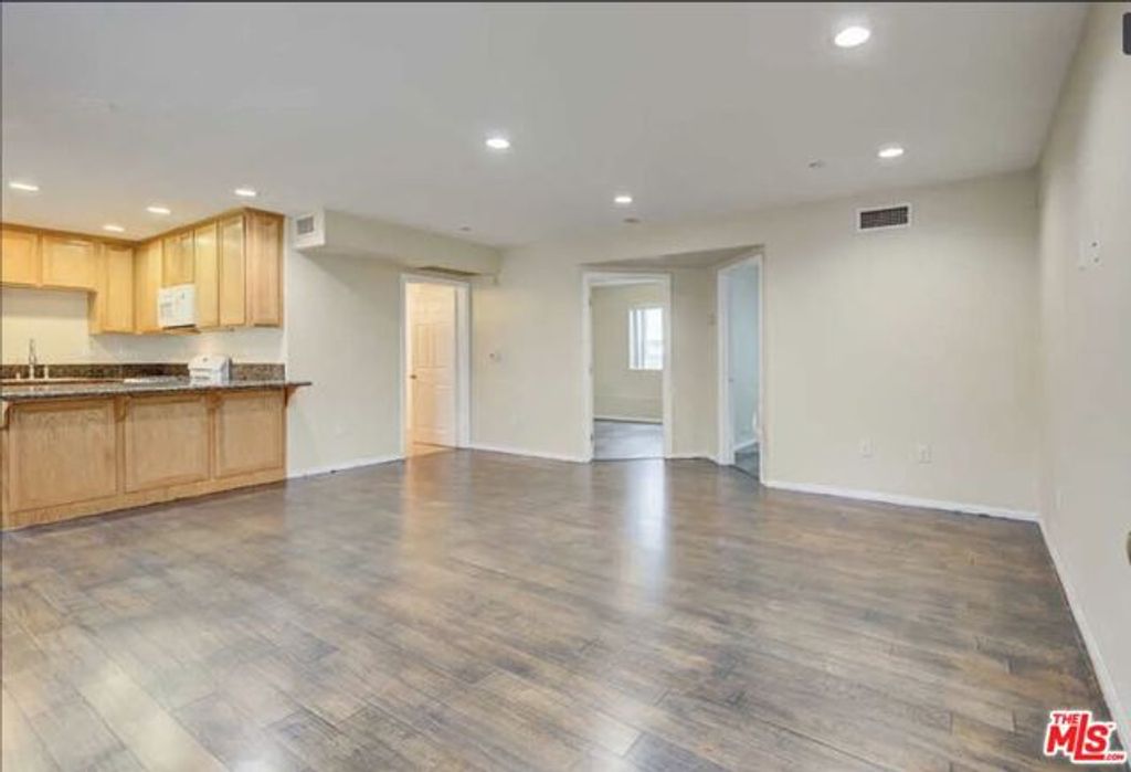 6815 Baird Avenue 2, Reseda (los Angeles), CA 91335