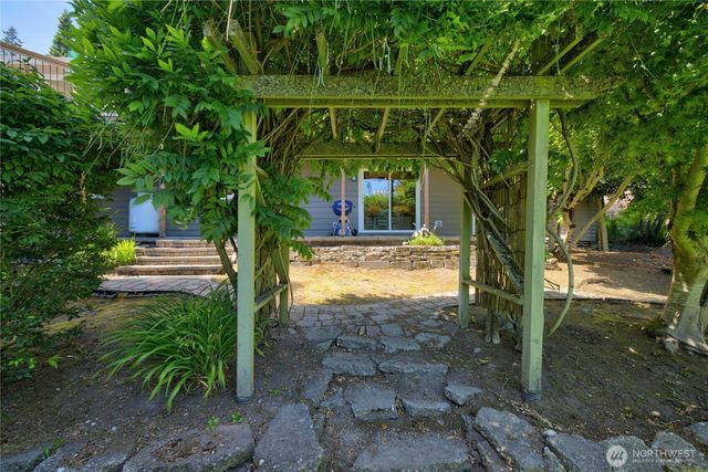 421 Umatilla Drive, La Conner, WA 98257