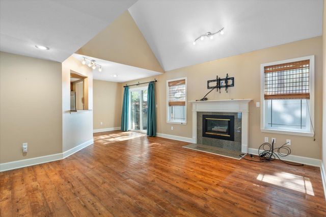 400 N VILLAGE CIR, Columbia, MO 65203