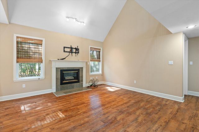 400 N VILLAGE CIR, Columbia, MO 65203