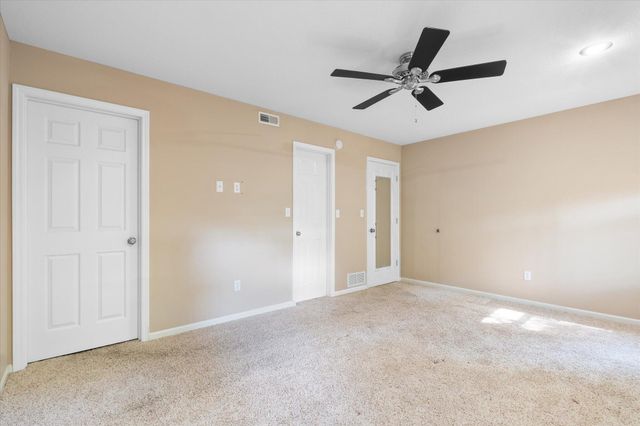 400 N VILLAGE CIR, Columbia, MO 65203