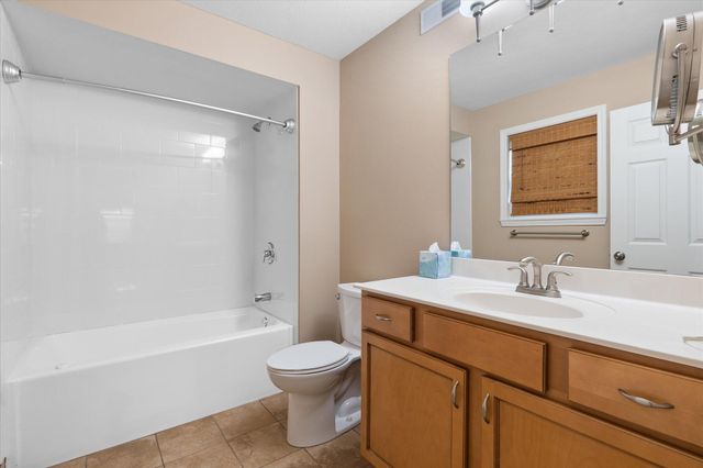 400 N VILLAGE CIR, Columbia, MO 65203