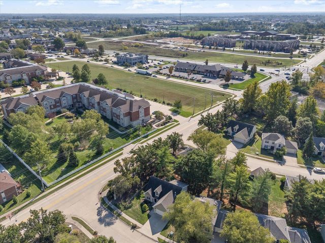 400 N VILLAGE CIR, Columbia, MO 65203