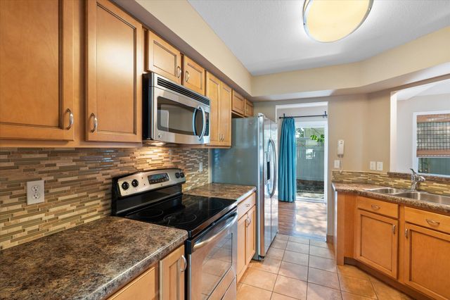 400 N VILLAGE CIR, Columbia, MO 65203