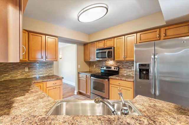 400 N VILLAGE CIR, Columbia, MO 65203