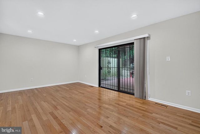 9217 THREE OAKS DR, Silver Spring, MD 20901
