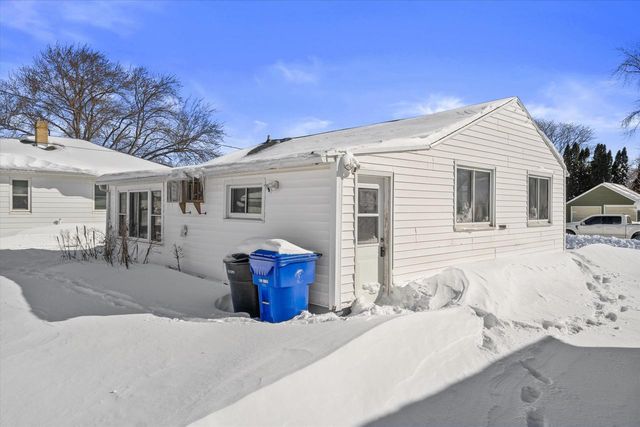 1833 N CHARLOTTE STREET, Appleton, WI 54911